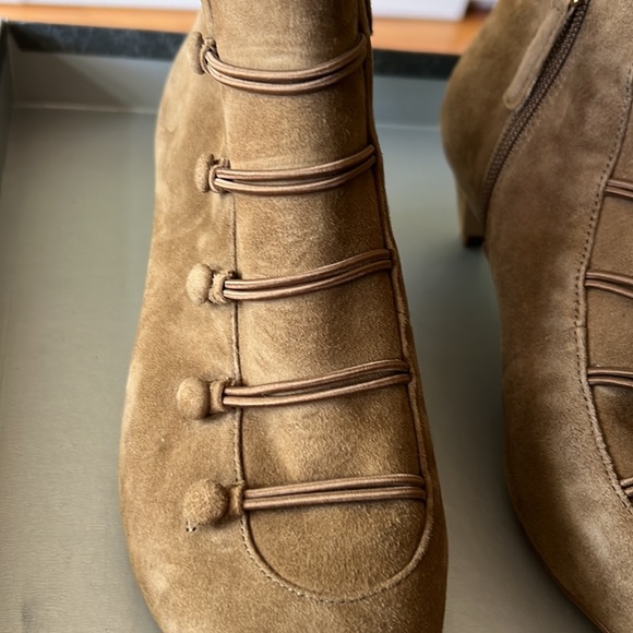 Suede booties floor sample. Pointy toe, 2 inch hills - Picture 2 of 8